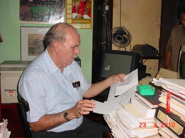 Doctor Ernesto zambrana Sanders, en su despacho